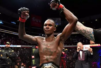 Israel Adesanya celebrando vitória no UFC