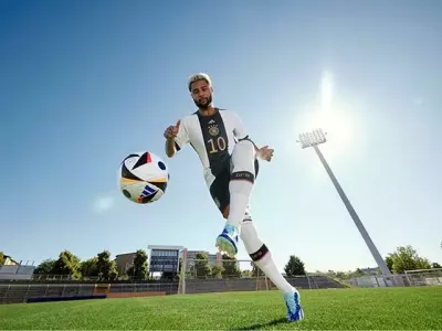 Jogador da Alemanha com bola da Eurocopa 2024