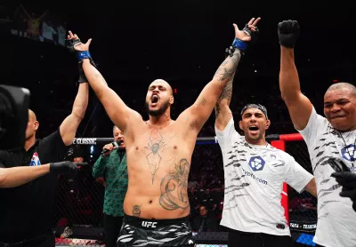 Tallison Teixeira celebrando vitória no UFC