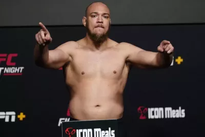 Valter Walker pesando no UFC