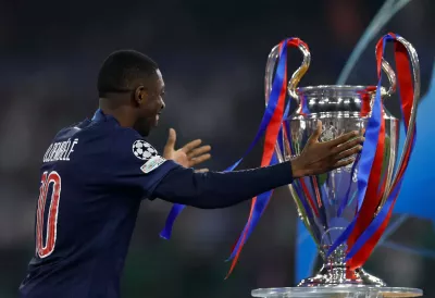Ousmane Dembélé a sorrir para a taça de Champions League