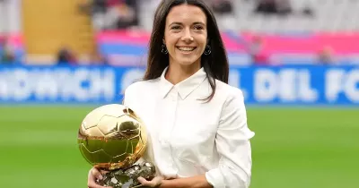 Aitana Bonmatí a segurar a Bola de Ouro 2024