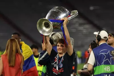 João Neves a levantar a taça da Champions League