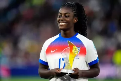 Michelle Agyemang a segurar o prémio de melhor jogadora jovem do Euro 2025
