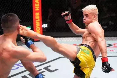 Daniel Santos dando um kick no UFC