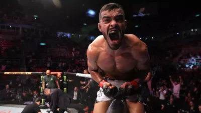 Ismael Bonfim celebrando vitória no UFC