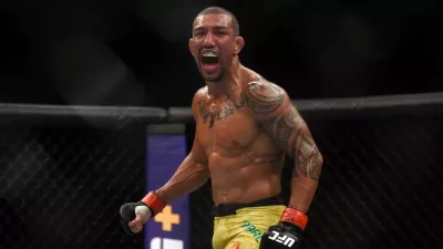 Raoni Barcelos em um combate de UFC