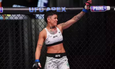 Denise Gomes acenando no óctogono do UFC