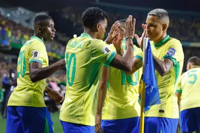 Brasil celebrando gol nas eliminatórias de classificação para a Copa 2026