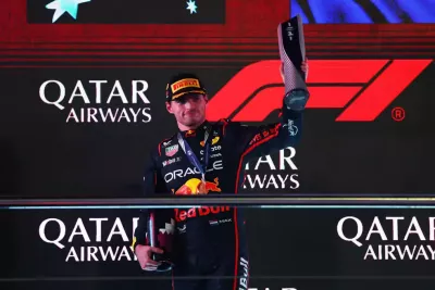 Max Verstappen levantando a taça do GP Catar 2025