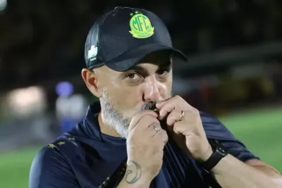 Técnico Rafael Guanaes beijando símbolo do Mirassol