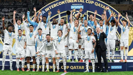 Real Madrid a levantar a Taça Intercontinental 2024