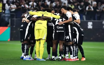 Equipe do Corinthians dando um abraço