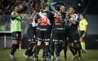 Equipe do Vasco da Gama dando um abraço