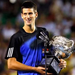 Novak Djokovic com o troféu do seu primeiro Australian Open, em 2008.