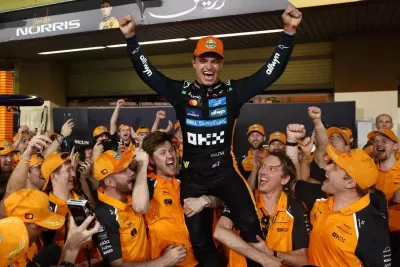 Lando Norris a celebrar o título de F1 2025