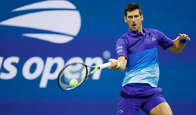 Jogo de Djokovic é interrompido por horário; sérvio cai sobre a rede e  sorri, tênis